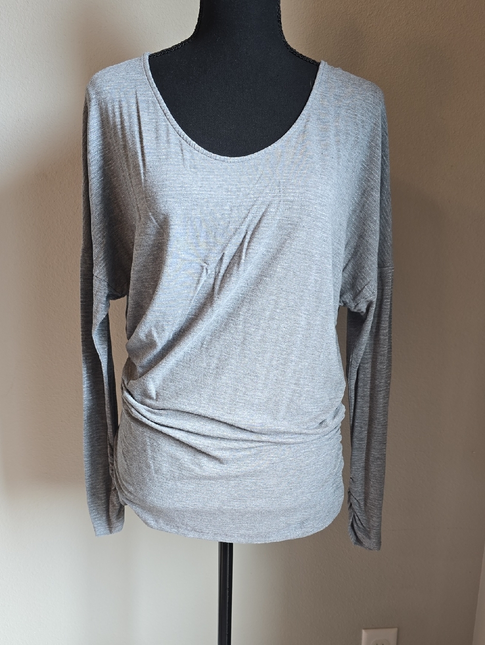 Liz Lange Light Gray Scoop Neck Long Sleeve Maternity Top - Size Medium